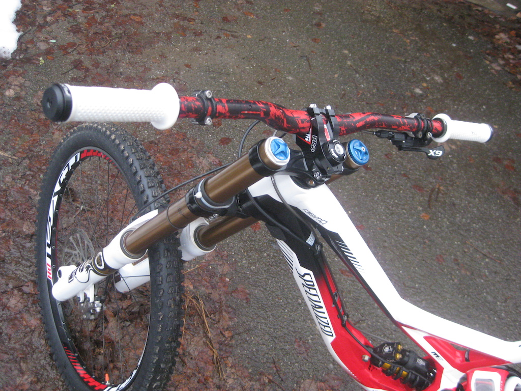 Demo 8 2 2012, fox 40 2012,avid code,cintre fun fatboy,fun grips,roulement de direction hope,potence Gee Atherton, T supérieur plat de chez fox