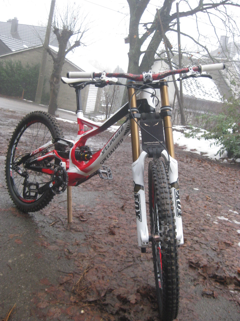 Demo 8 2 2012, fox 40 2012,avid code,cintre fun fatboy,fun grips,roulement de direction hope,potence Gee Atherton, T supérieur plat de chez fox