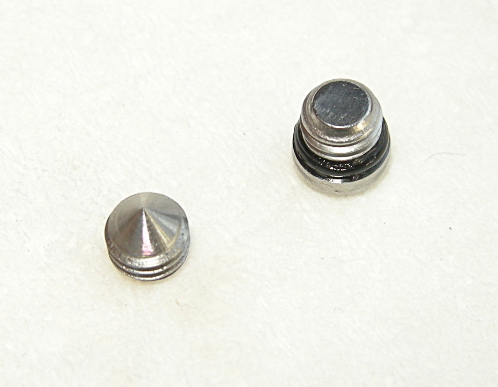 The two bleed plugs are different: the pointed one goes in the remote module and the one with the O-ring fits the seatpost bleed port.
