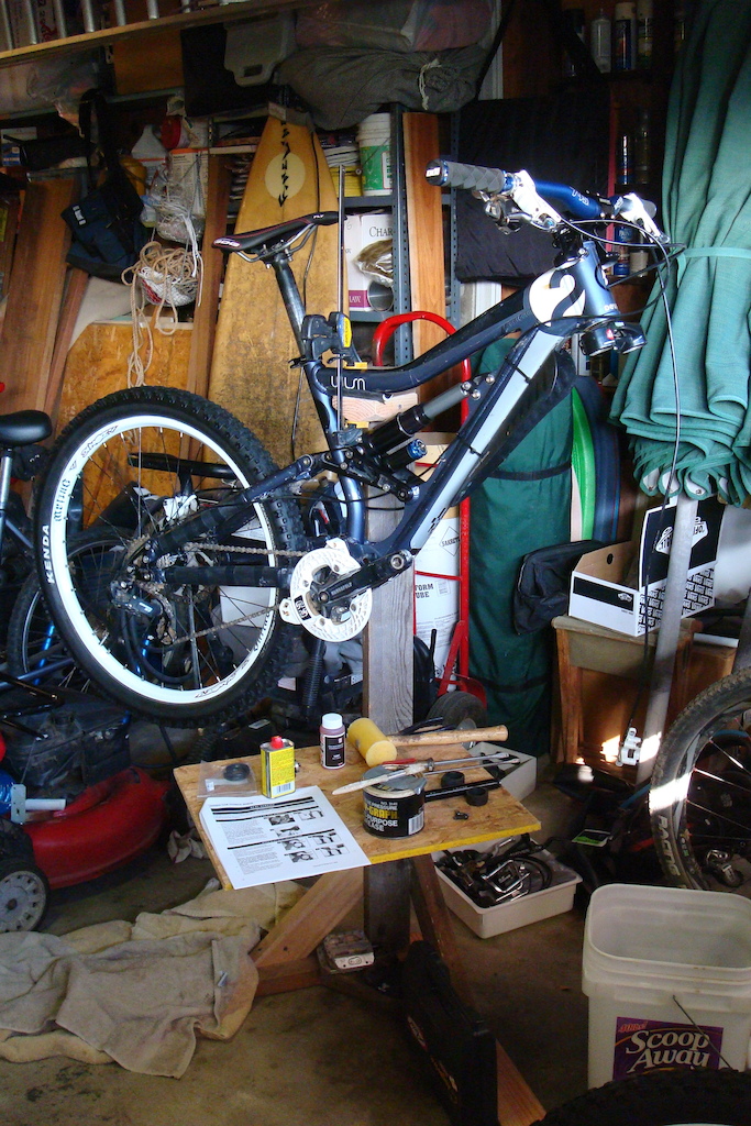 In the process of rebuilding my 2010 boxxer team on my ghetto workstand!