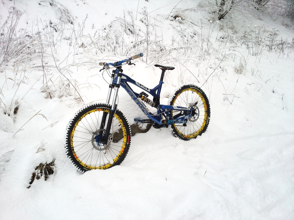This is how it looks like for now. Next week should get RaceFace atlas direct mount stem and Marzocchi 888 RC3 EVO v.2 2012 fork. Then it's finaly the way how i wanted it to be.

Today truyed it over year again in snowy conditions and -5C, damn fork's oil gets too thick and slows it down. maybe 5W oil would help