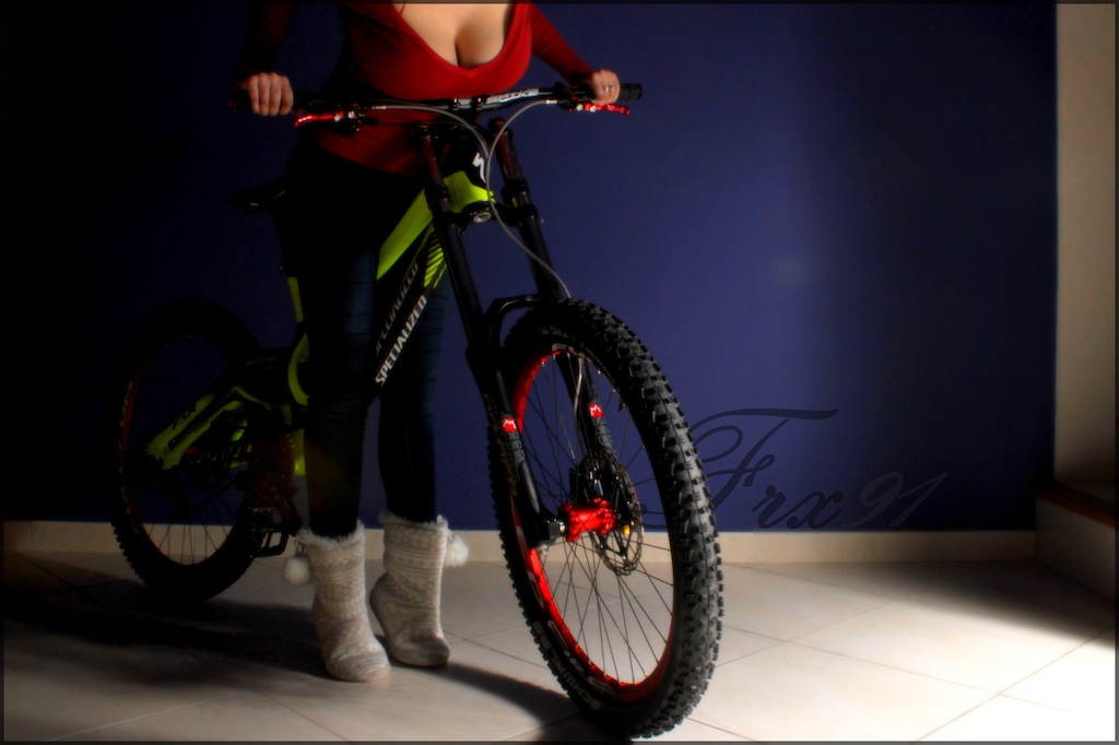 0ne girl, 0ne bike, 0ne picture.

Fave &amp; Share if you like.

"Specialized Demo 2011"

check my youtube vidéo: http://www.youtube.com/watch?v=NPUBCspDiE0
