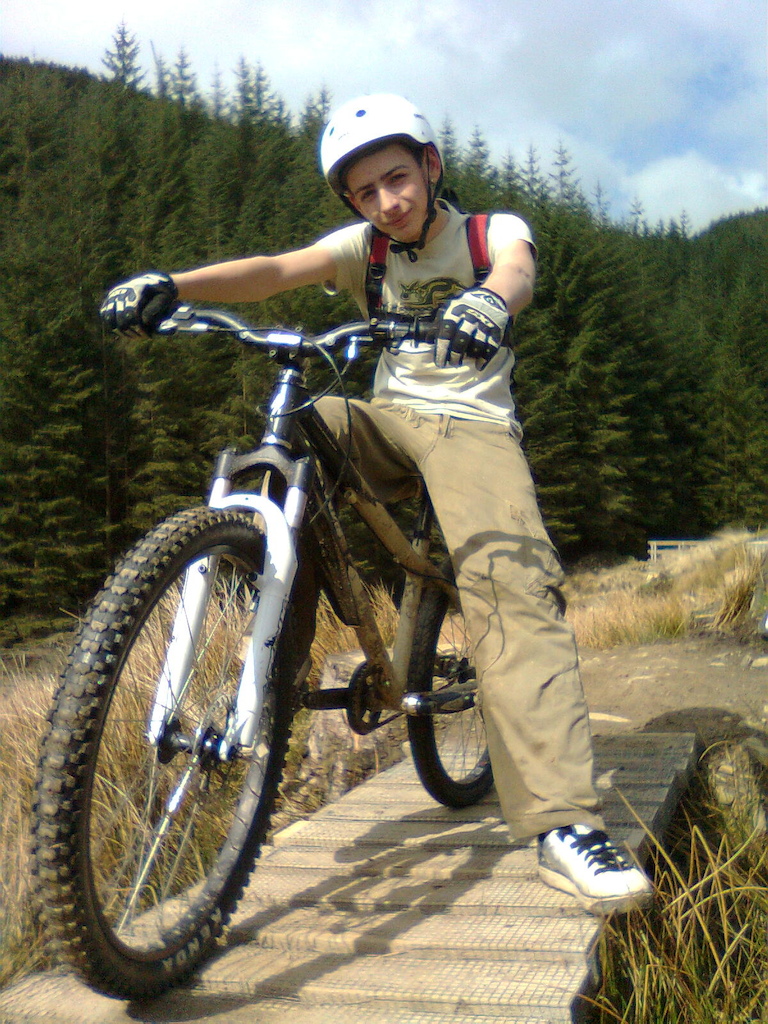 First time trail riding and he brings 26/24 inch wheel combo, semi-slick rear tyre, single speed 36-14t, dirt/street bike to Afan. RESPECT :)