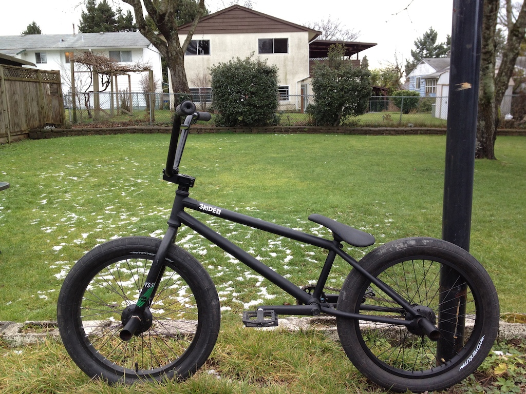 while my ankles been broken i took the time to paint my bike
i painted cranks, headest dustcover, back rim and pegs