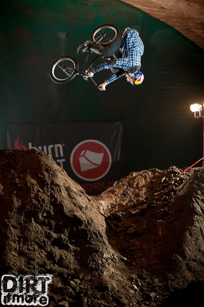 360-nosedive transfer with his new Dartmoor Nami V2. Photo by Janek "Elvis" Kilinski - http://dirtitmore.com