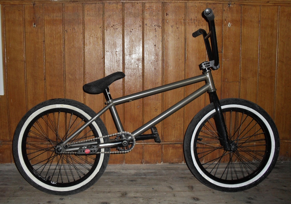 Proper TTL frame Fly Lago bars BSD Ghetto forks BSD rear hub Twenty Highland front hub Primo Balance 7005 rims BSD double butted spokes Subrose Hold On stem Odyssey headset Odyssey Twisted Pedals Shadow Solus seat Mutiny Team grips