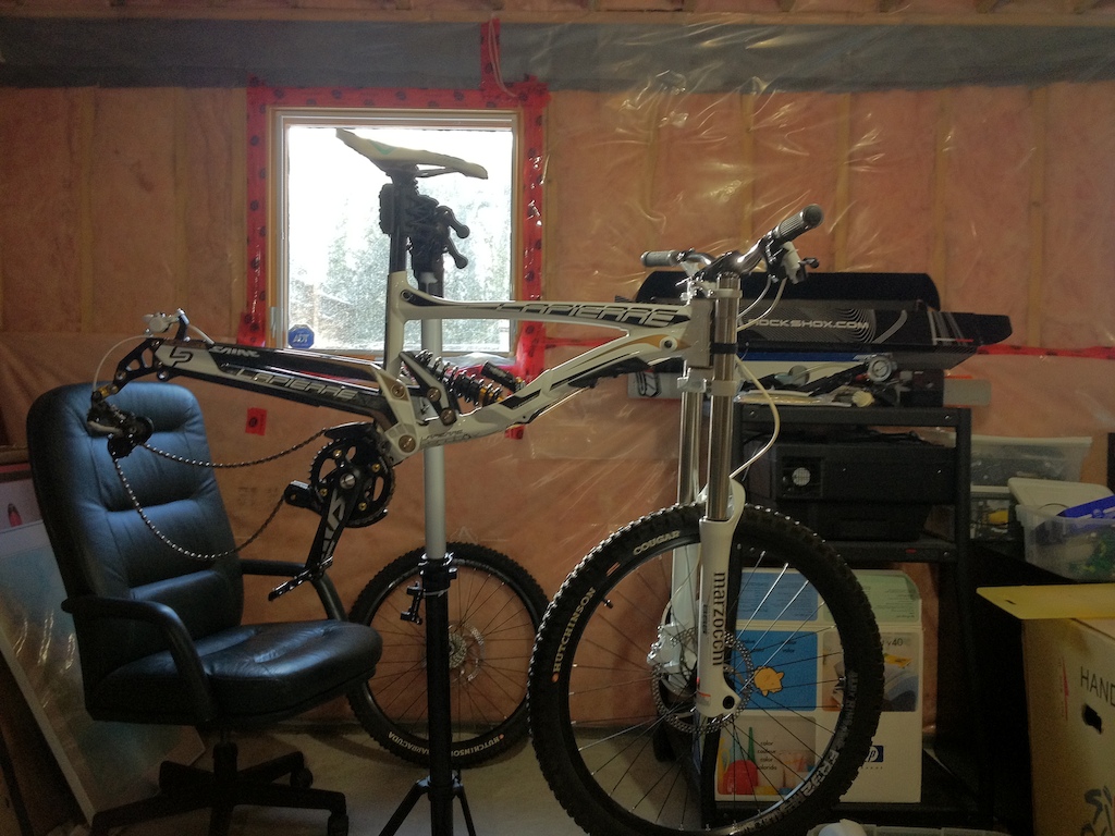 Fork is finally on, still waiting oh CC for the shock mounting hardware, but I mocked it up anyways.