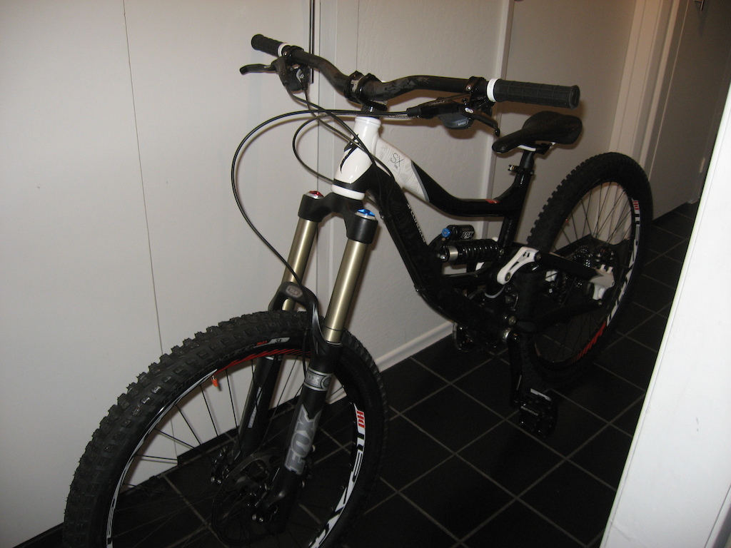 Bad lighting? Fuck yeah! 2012 Specialized SX Trail