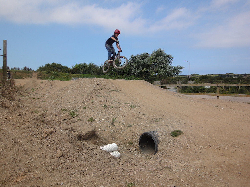 Riding dirt-jumps/ slope-style at The Track Portreath!