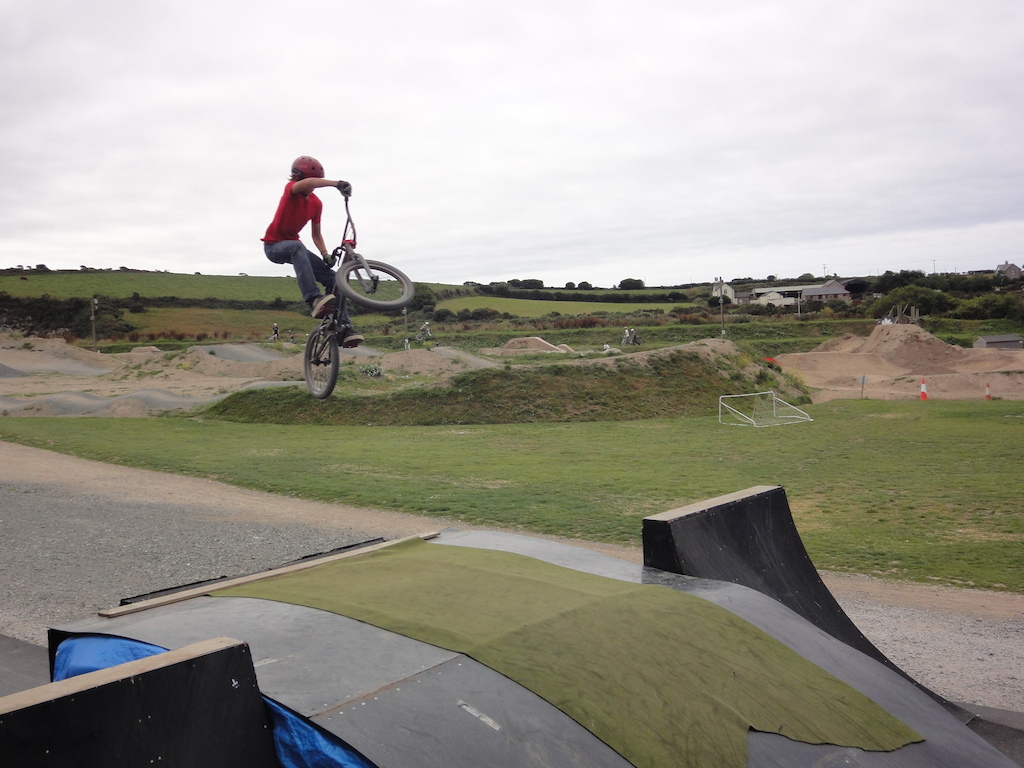 Riding dirt-jumps/ slope-style at The Track Portreath!