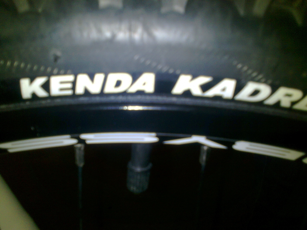 novos pneus Kenda Kadre