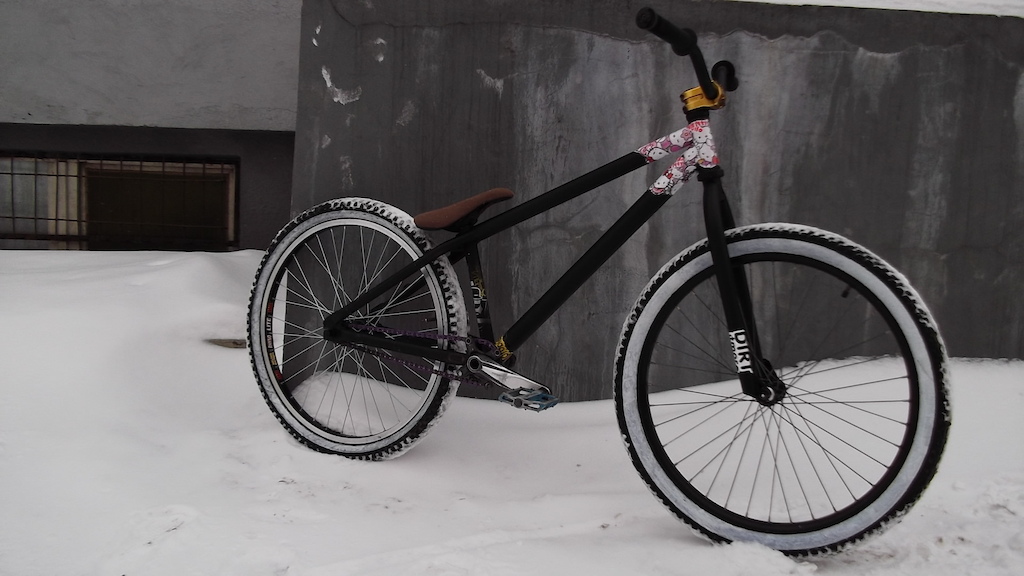 Rama: NS SUBURBAN 07
Widelec:  NS RNS 2010
Mostek: NS QUARK Pro 2010
Kierownica: NS District 2010
Gripy: Odi
Korba: Shimano SLX 2009
Zębatka : Shimano 22t
Pedała: NS Aerial 2011
Łańcuch: Dartmoor Fioletowy
Siodło: Dartmoor Pivotal Slim
Sztyca : Dartmoor Fusion


Koło Przód:
Piasta: Novatec
Obręcz: Single Track
Szprychy: DT CHAMPION
Opona: Schwalbe Table Top

Koło Tył:
Piasta: Chosen Single Speed 9t 
Szprychy: z rowerowego po 1 zl
Obręcz: Sun Rims Rhyno Lait  Spawana 24'
Opona: Tioga