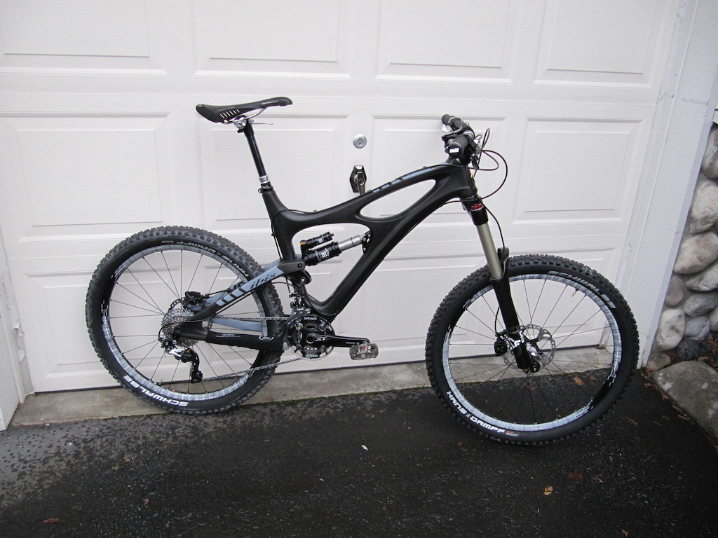 Thank you Kirkland Bicycle and X Fusion!  Ibis Mojo HD w/ X Fusion Vengeance, Vector Air, and HiLo post.  Easton Havoc wheels, XT drivetrain and brakes w/ XTR Shadow rear derailleur, Atlas bars.  F'ing sick!!