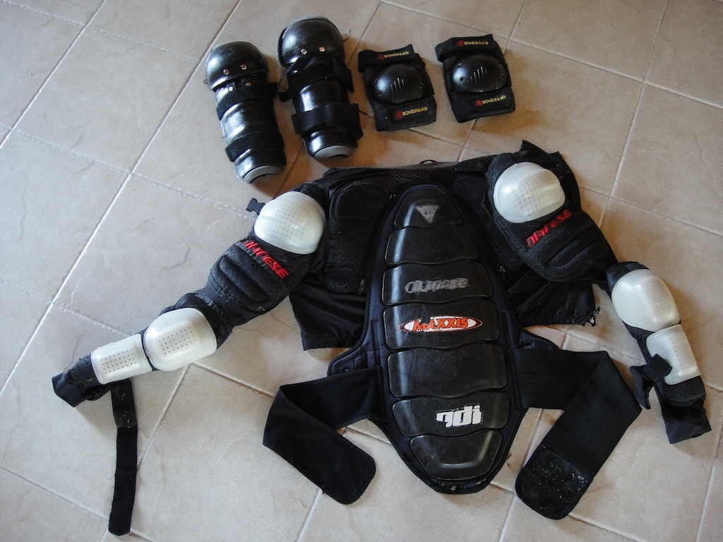 - BODY ARMOUR DAINESE (talla small) 
-RODILLERAS FOX
-CODERAS
...TODO ESTO POR $100.000pesitos
INFO: 3206954095,  las9vidasdelpardo@hotmail.com
