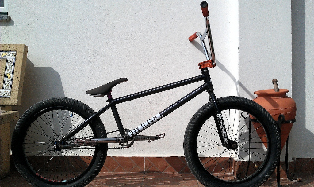 new rear wheel. proper lhd hub and gsport ribcage rim. back to fly bikes tyres