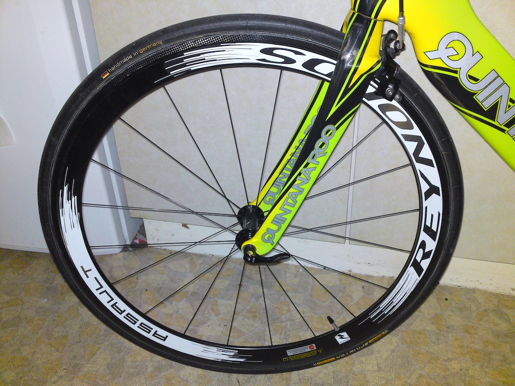 various pics of the new ride....Reynolds Assault carbon wheels with tubs