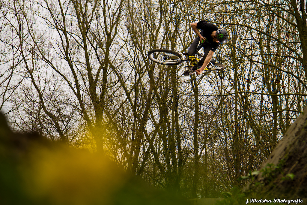Jeremy struik doing a big 360 table