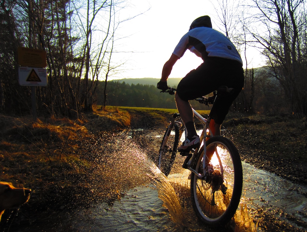 Spring's here, still some water on the trail and a nice sunset light : life's good !