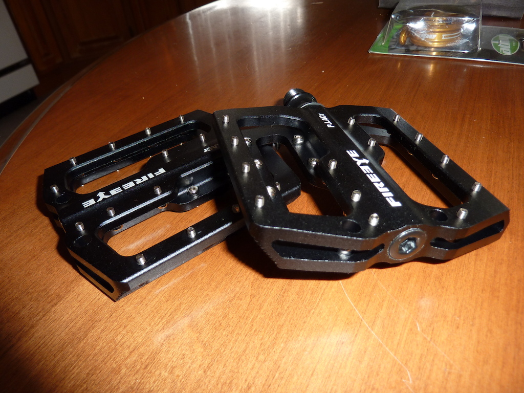 FireEye PJ ACr
replace the 8mm pins by 12mm one, and you have an awsome Grip!