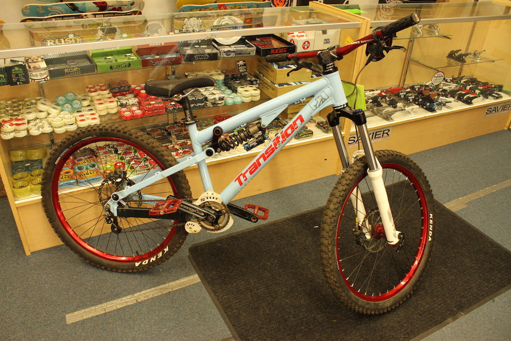 Sexy bike with a rolloff singlespeed set up.  Also has super sweet atomlab pedals