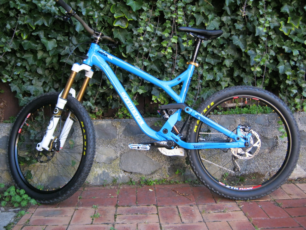 Fox 36 Float FIT 
Fox RP23 XV
XT cranks, brakes and cassette
Hope Pro 2 evo hubs
NoTubes ZTR Flow rims
XTR shifter and mech
Renthal bar and stem
Ethirteen LG1+ guide
DMR Vault pedals
Thomson elite post