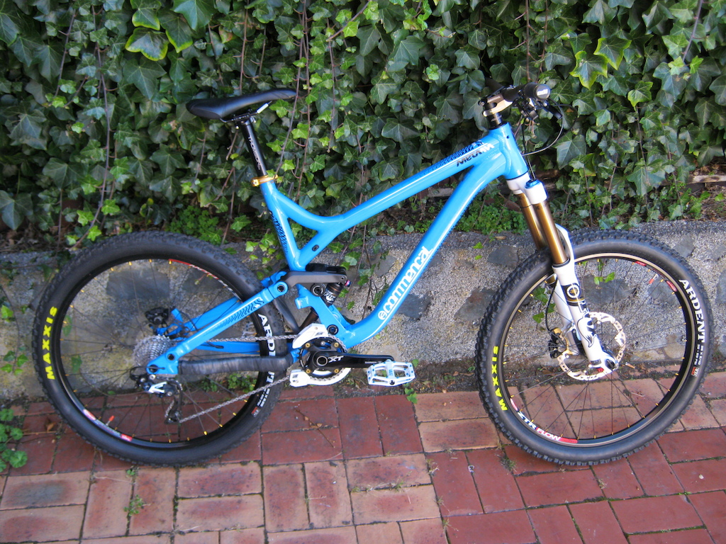 Fox 36 Float FIT 
Fox RP23 XV
XT cranks, brakes and cassette
Hope Pro 2 evo hubs
NoTubes ZTR Flow rims
XTR shifter and mech
Renthal bar and stem
Ethirteen LG1+ guide
DMR Vault pedals
Thomson elite post