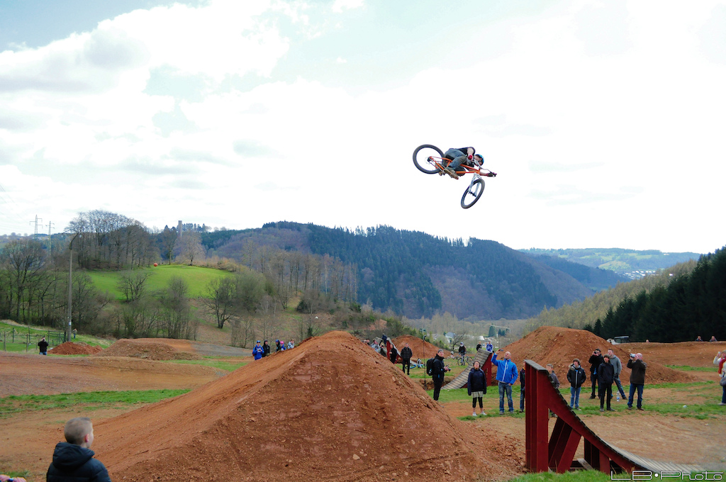 Dirt Jumps Ferme Libert, Malmedy @ Nissan Downhill Cup 2012

Rider: Anthony Blondel