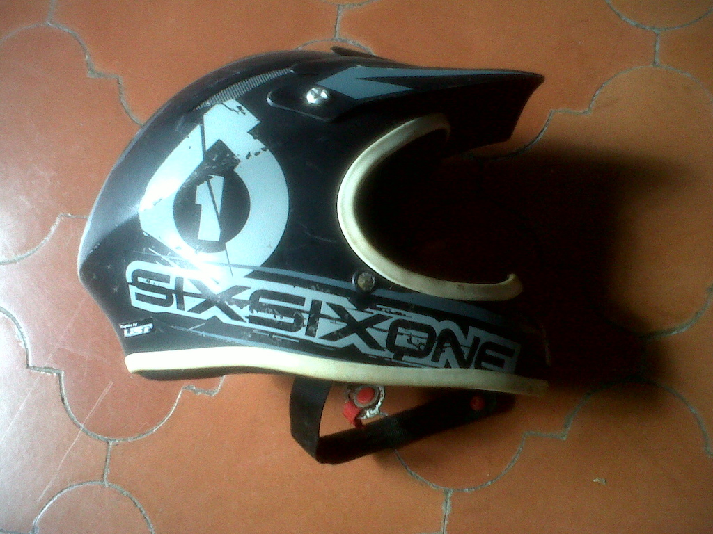 se vende casco sixsixone en 75 mil pesos