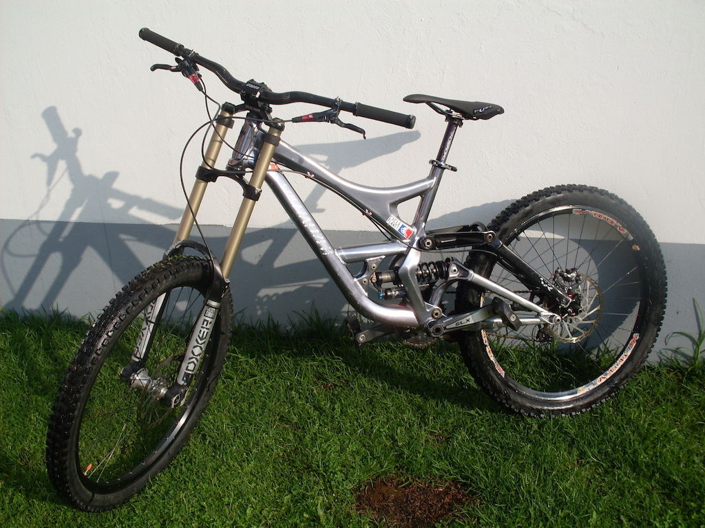 se vende bici demo 8 , económica con garantía de por vida y muy buenos accesorios, mantenimiento al dia, rodamientos del marco nuevos. info: inbox o al num 3148904864