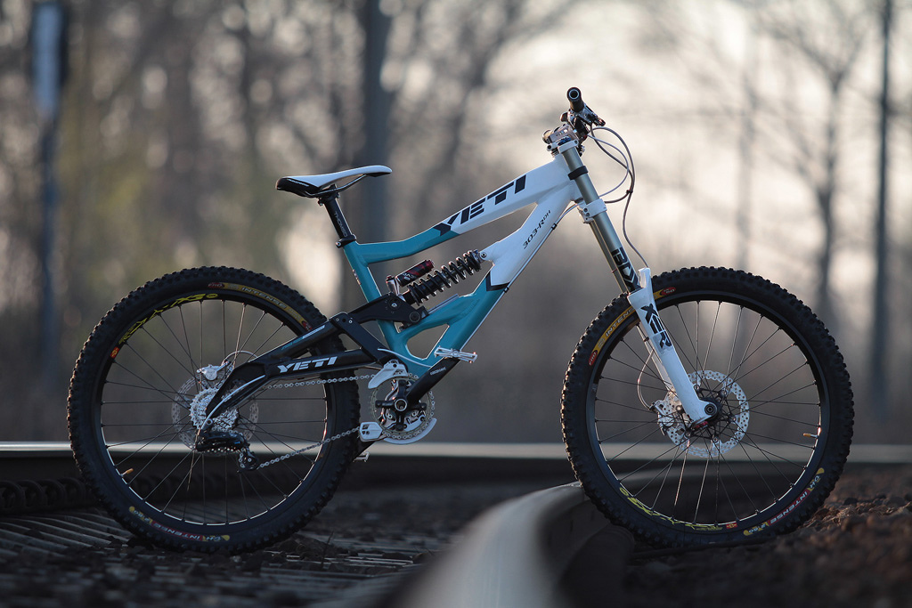 Yeti 303 R DH, Rock Shox Boxxer Team 2010 (sliver spring), Manitou Revox PRO, Answer ProTaper DH 780mm, Answer DH One, Sunline, BIG "S" Lock On, Race Face Diabolus, Nuke Proof Core Saddle, Thomson, Salsa, Truvativ Descendant, Truvativ GXP, Renthal SR4 37, Sram PG-971, Echo Urban, E13 LS1+, Sram X.7, Sram X.0, PG-950 (11-28), Mavic ex 823, DT Competition, Intense DH fro lite 2,5, Nuke Proof Generator Rear XL, Hope Tech V2 203mm