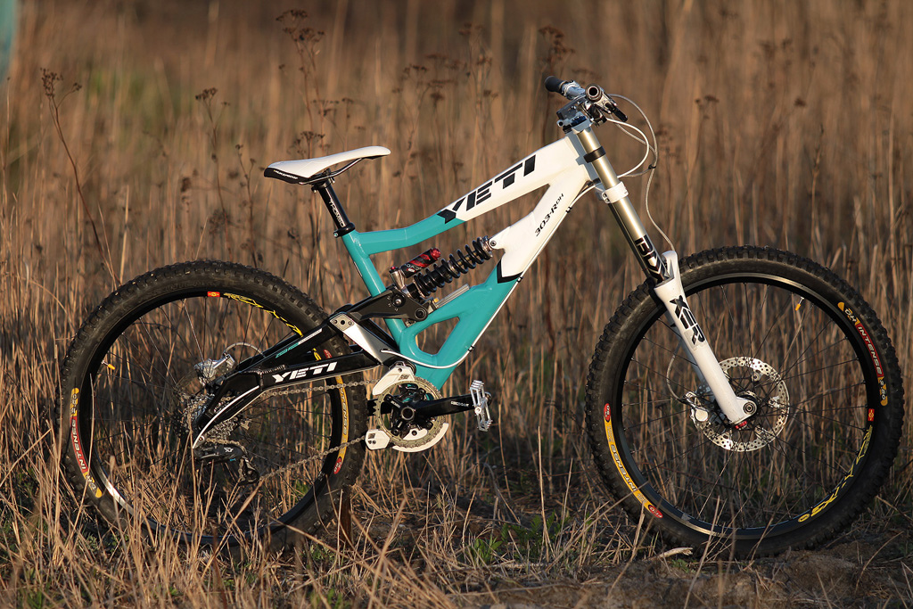 Yeti 303 R DH, Rock Shox Boxxer Team 2010 (sliver spring), Manitou Revox PRO, Answer ProTaper DH 780mm, Answer DH One, Sunline, BIG "S" Lock On, Race Face Diabolus, Nuke Proof Core Saddle, Thomson, Salsa, Truvativ Descendant, Truvativ GXP, Renthal SR4 37, Sram PG-971, Echo Urban, E13 LS1+, Sram X.7, Sram X.0, PG-950 (11-28), Mavic ex 823, DT Competition, Intense DH fro lite 2,5, Nuke Proof Generator Rear XL, Hope Tech V2 203mm