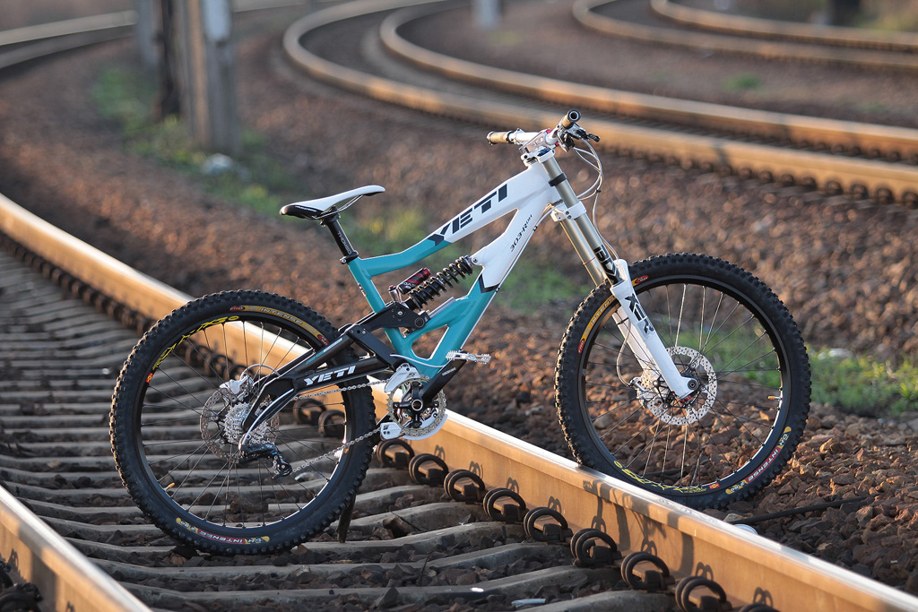 Yeti 303 R DH, Rock Shox Boxxer Team 2010 (sliver spring), Manitou Revox PRO, Answer ProTaper DH 780mm, Answer DH One, Sunline, BIG "S" Lock On, Race Face Diabolus, Nuke Proof Core Saddle, Thomson, Salsa, Truvativ Descendant, Truvativ GXP, Renthal SR4 37, Sram PG-971, Echo Urban, E13 LS1+, Sram X.7, Sram X.0, PG-950 (11-28), Mavic ex 823, DT Competition, Intense DH fro lite 2,5, Nuke Proof Generator Rear XL, Hope Tech V2 203mm