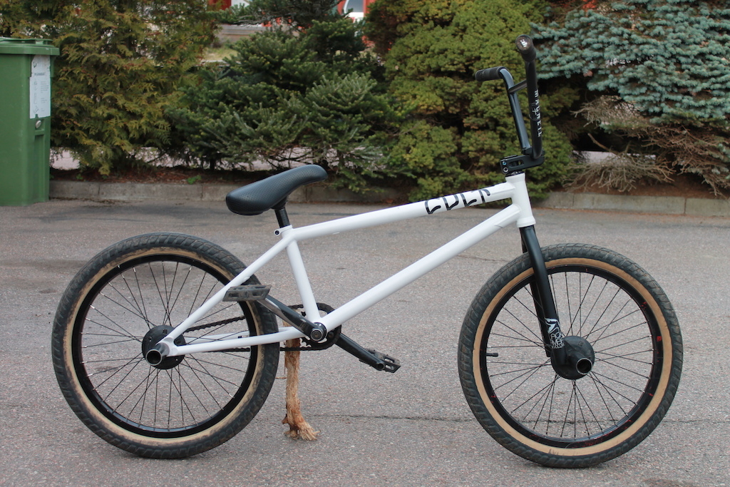 Frame : Cult Os v3, Forks: Volume Black Mamba , Bars : Macneil 8.75 , Ask for the rest. :)