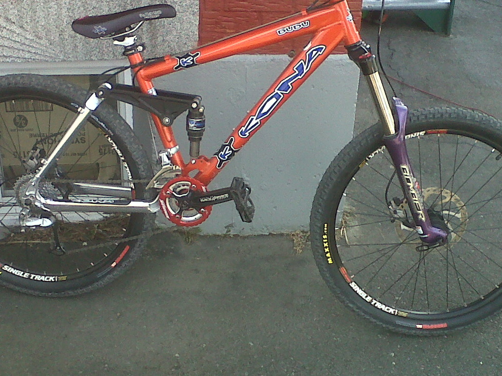 mon kona dudu avec sa nouvelle suspension une marzo 55 rc3 ti 160mm de travel et un disc de 8 po