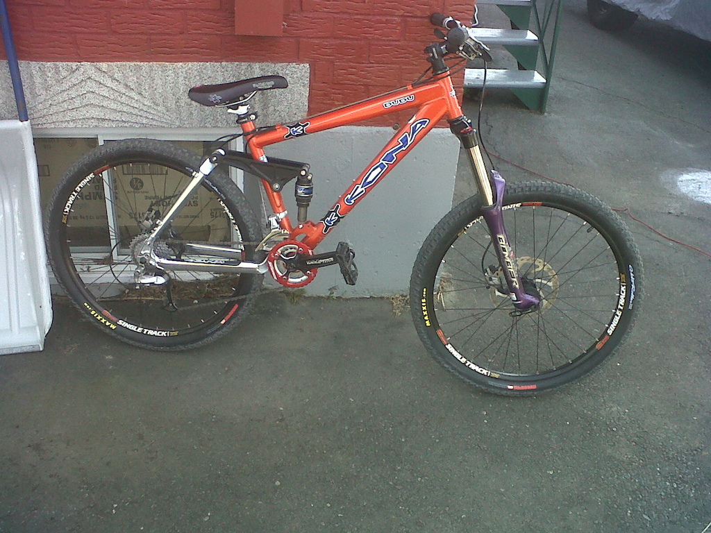 mon kona dudu avec sa nouvelle suspension une marzo 55 rc3 ti 160mm de travel et un disc de 8po