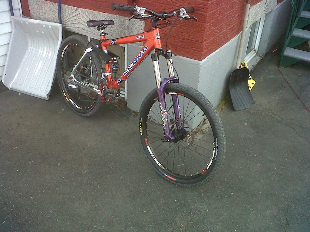 mon kona dudu avec sa nouvelle suspension une marzo 55 rc3 ti 160mm de travel et un disc de 8 po