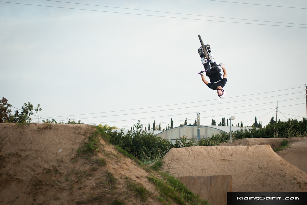 Andrés fliping the last jump from La Poma Bike Park.

Follow us on facebook;
https://www.facebook.com/riding.spirit