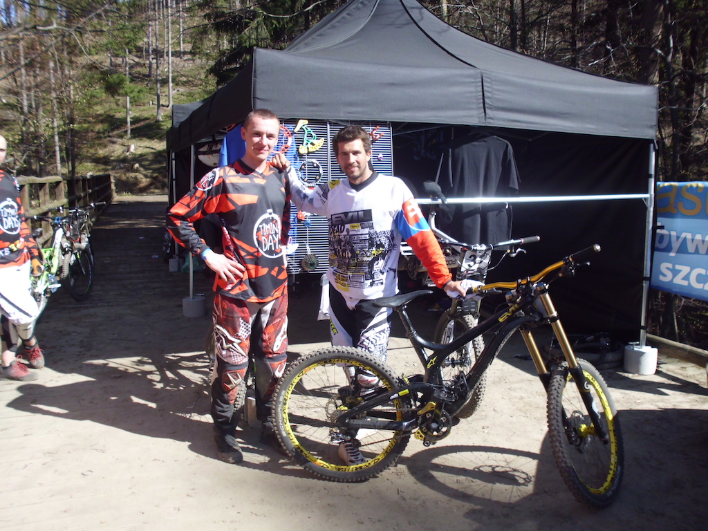 Namiot mtb33.pl i Filip z ze swoim Evilem i komponentami Shaman Racing