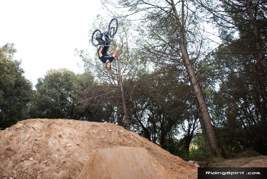 Andrés at Xavier Pasamonte trails, fliping the step up.

Follow us on: https://www.facebook.com/riding.spirit