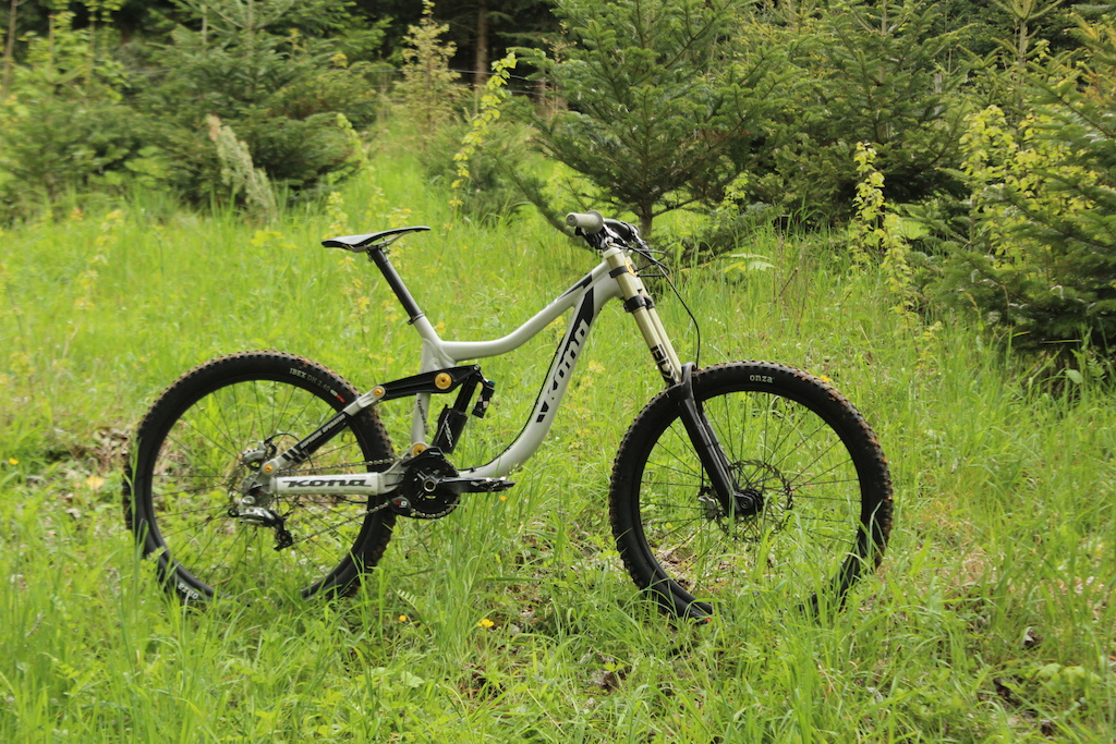 Boxxer Rc, Vivid Air R2C 2011, Race Face Atlas Stealth,Foride IS, Carhartt BMX, Avid Code, Schaltwerk: Sram X.9, Selle Italie SLR, DT Swiss 240s, Sixpack Resident, DT Aerolight, Onza Ibex DH, Schwalbe SV 14, Truvativ Descandent, TruvativX0,
Shimano XT pedals


15.8kg (inkl pedals)