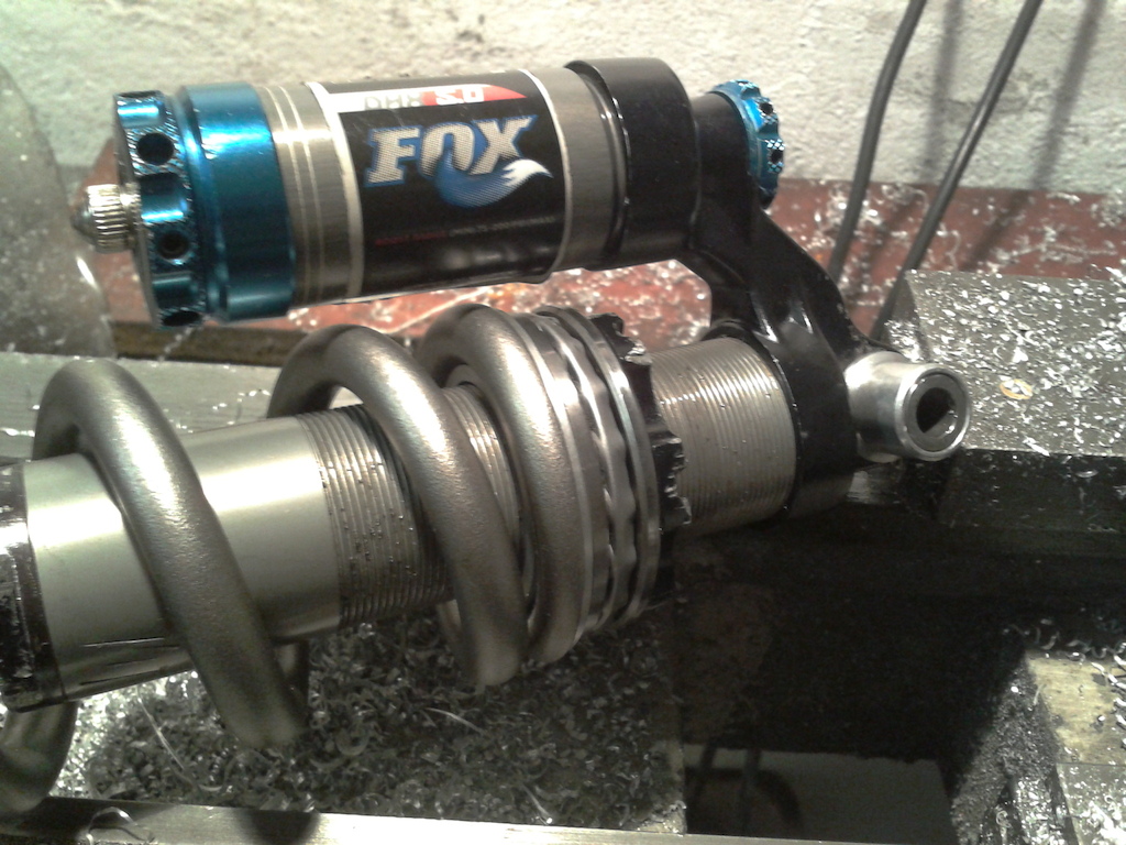 complete adapter springs to vivid Fox rear shock with bearing / Kompletny adapter spreżyny vivida do amortyzatora tylnego foxa  wraz z łożyskowaniem