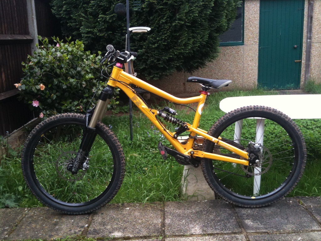 My Devinci Frantik with totem and black 40mm Hussefelt stem with superstar yardsticks 915 for awesome LEVERAGE 
bike now finished :)