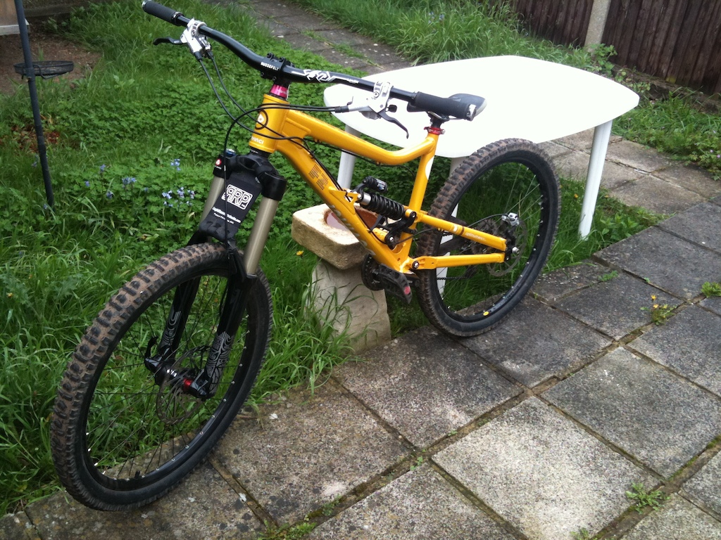 My Devinci Frantik with totem and black 40mm Hussefelt stem with superstar yardsticks 915 for awesome LEVERAGE bike now finished :)