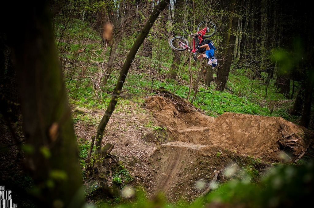 Szymon Godziek riding his both full suspension bikes - red slopestyle machine (Dartmoor Shine) and stylish anthracite-green bikepark freeride funbike (Dartmoor Wish).
Photo by Bartek Woliński - http://wolisphoto.com