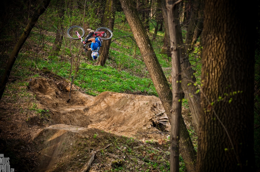 Szymon Godziek riding his both full suspension bikes - red slopestyle machine (Dartmoor Shine) and stylish anthracite-green bikepark freeride funbike (Dartmoor Wish).
Photo by Bartek Woliński - http://wolisphoto.com