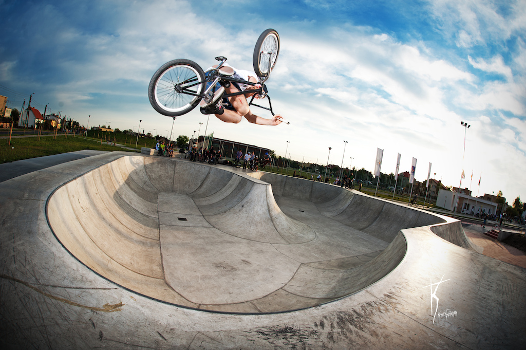 Dawid "Szamanek" Godziek testing proto Dartmoor Nami 2013 in Leszno skatepark.
Photo by Kuba Konwent - http://konwent.fotolog.pl/