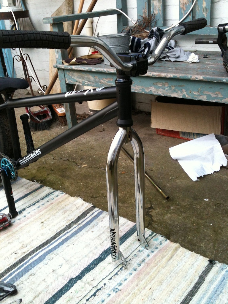 New forks, just to cut down the steerer and order new wheels, pedals and sprocket, oh yeah!!