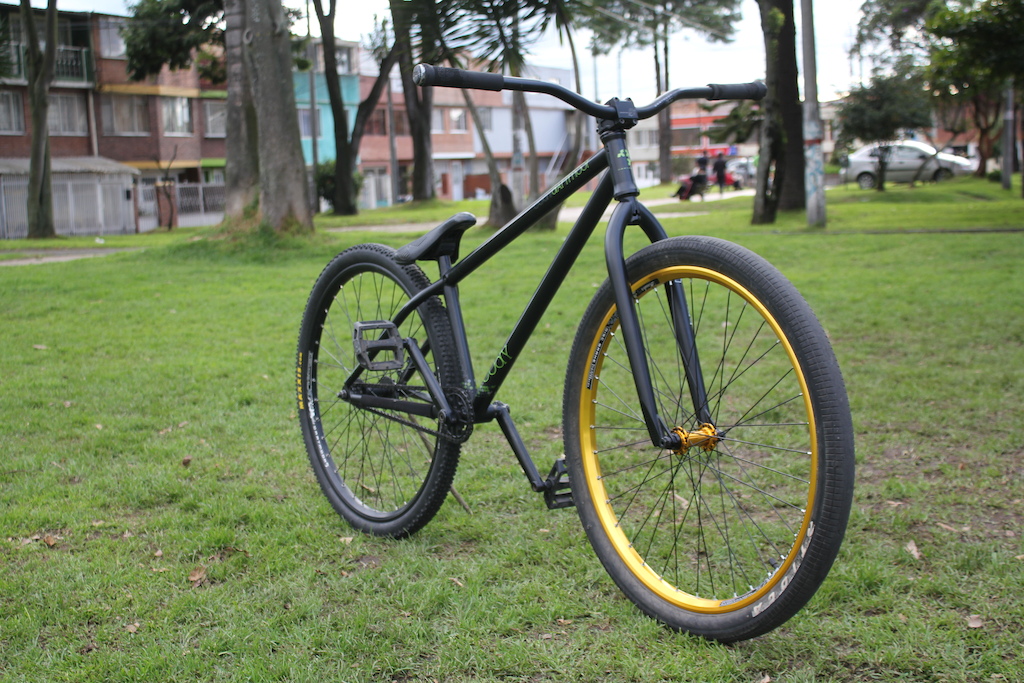 SE VENDE at DARTMOOR BIKES in Bogota, Colombia photo by darcride