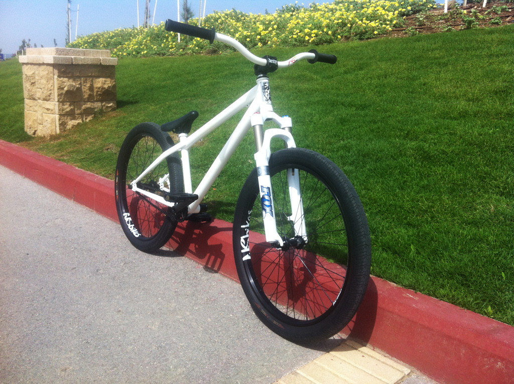 Frame: Black Market Riot 21.5 Fork: Fox Float R 80mm Headset: FSA Impact Stem: Deity Fantom Bars: NS District Grips: ODI Seat Clamp: Gusset Seat: Eclat Combo Seat Post: Eclat Combo Crank: Odyssey Thunderbolt 175mm Sprocket: Odyssey Burlington 25T Pedals: Animal Hemilton PC Chain: Odyssey Bluebird Front Wheel: NS Rotary 10mm x NS Trailmaster 24" 32H Rear Wheel: NS Rotary SingleSpeed Pro x NS Trailmaster 24" 32H Tyres: KHE Mac-2 24"