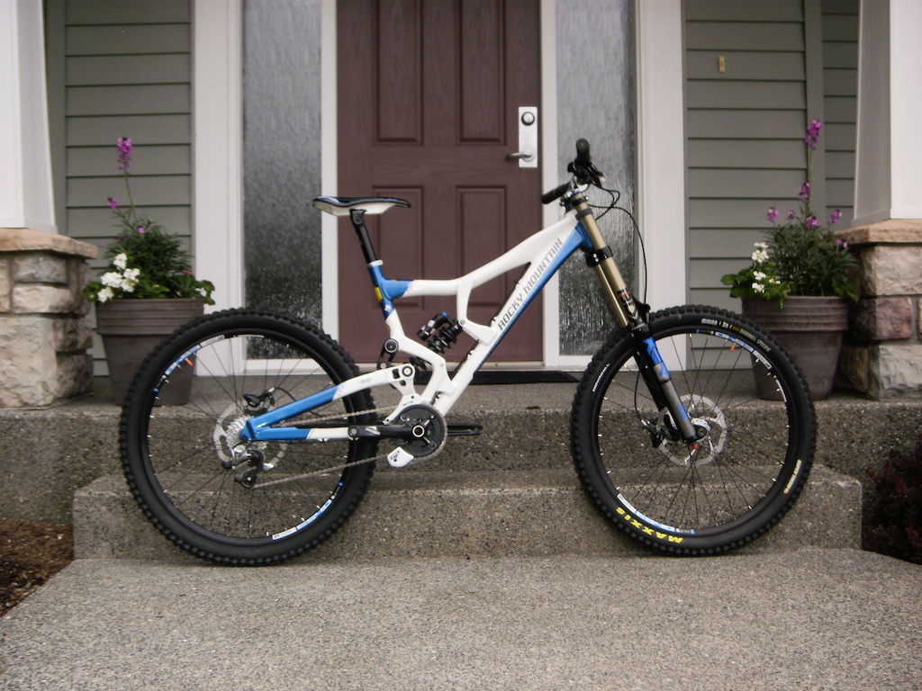 New 2012 Rocky Mountain Flatline Pro and new Raceface AtlasFR bars! Thanks the Blacks Cycles and Rocky Mountain bikes!